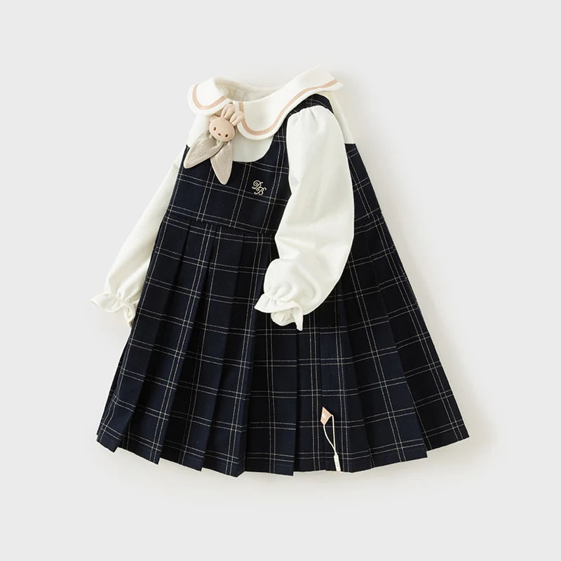 Vestido Branco Pinafore Xadrez – Sofisticação e Encanto
