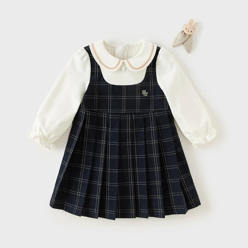 Vestido Branco Pinafore Xadrez – Sofisticação e Encanto