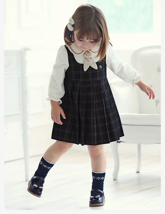 Vestido Branco Pinafore Xadrez – Sofisticação e Encanto