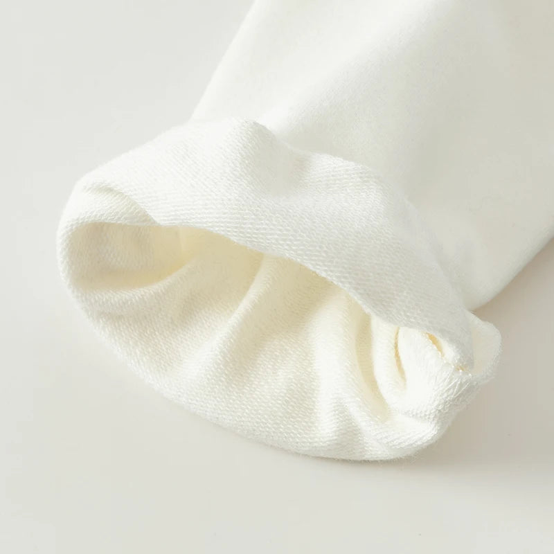 Vestido Branco Pinafore Xadrez – Sofisticação e Encanto